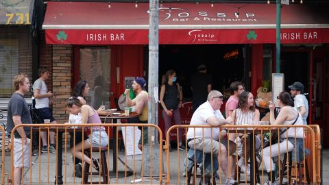Cuomo volvió a advertir a los gobiernos locales que deben hacer cumplir las normas de distanciamiento social en bares y restaurantes.