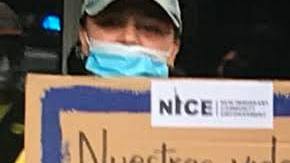 Trabajadores de construcción en su mayoría hispanos, durante la marcha.