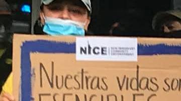 Trabajadores de construcción en su mayoría hispanos, durante la marcha.