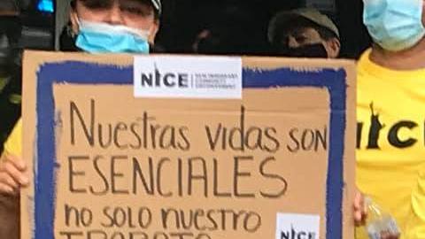 Trabajadores de construcción en su mayoría hispanos, durante la marcha.