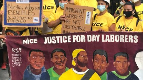 Trabajadores de construcción en su mayoría hispanos, durante la marcha.