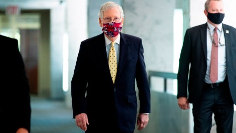 El líder de la mayoría republicana en el Senado, Mitch McConnell, ha mantenido reunionoes con el jefe de la Oficina de la Casa Blanca, Mark Meadows y el Secretario del Tesoro, Steven Mnuchin para ultimar la propuesta de alivio fiscal./ EFE/EPA/MICHAEL REYNOLDS