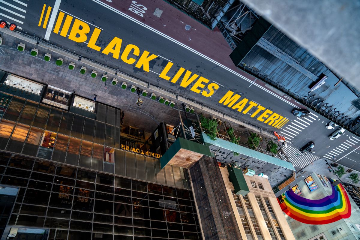 El mural de ‘Black Live Matter’ fue pintado en la calle frente a la Torre Trump. 