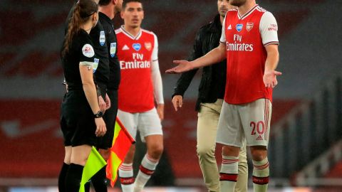 Shkodran Mustafi, defensor del Arsenal, reclama en la acción.
