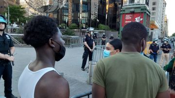 Autoridades de NYC pretenden bajar la tensión entre NYPD y las comunidades de color.