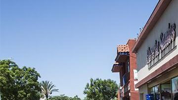 El empresario de flores, Gualterio Santos entregó despensas en Santa Ana, California. (Cortesía Gualterio Santos)