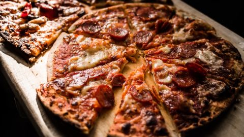 La palabra "pizza" no se debe castellanizar.