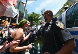 Video: Violento arresto de jovencita echa leña al fuego a polémica sobre brutalidad policial en NYC