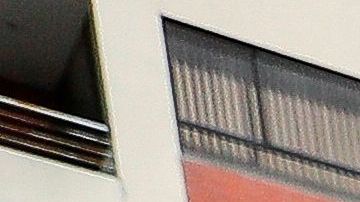 -FOTODELDÍA- AME4894. QUITO (ECUADOR), 22/04/2020.- Decenas de repartidores en motocicleta a domicillo de la cadena "Glovo" protestan hoy miércoles, en una de las calles de Quito, para reclamar un "pago justo" y mayor seguridad sanitaria para ejercer su labor, en el marco de protestas que se produjeron también en otros países. EFE/José Jácome