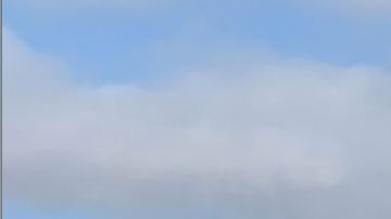 La aeronave que aterrizó de emergencia siendo removida del Freeway 5.