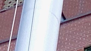 El sello de la Ciudad de Nueva York como se ve en la bandera de la Ciudad que vuela sobre un parque en Manhattan.