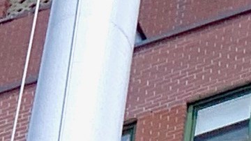 El sello de la Ciudad de Nueva York como se ve en la bandera de la Ciudad que vuela sobre un parque en Manhattan.