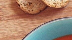 Esta sopa te aporta vitamina C, vitamina E y otros poderosos antioxiantes que cuidan la piel y la vista.