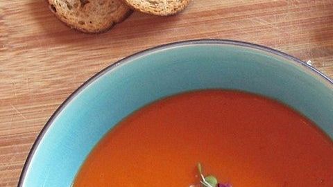 Esta sopa te aporta vitamina C, vitamina E y otros poderosos antioxiantes que cuidan la piel y la vista.
