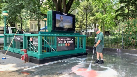 Tras la desocupación del campamento, empleados de la MTA ayudan a limpiar la estación del Subway para volverla a poner en funcionamiento.