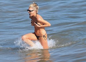 Charlotte McKinney en bikini en Malibu: el océano le jugó una broma