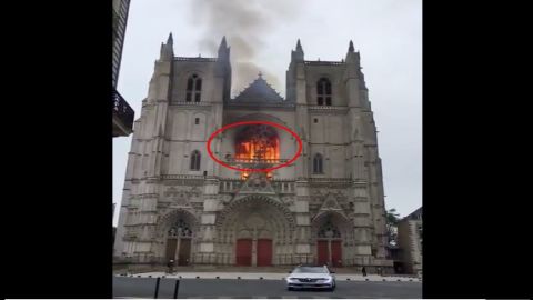 VIDEO: Captan supuesto rostro diabólico durante incendio en catedral