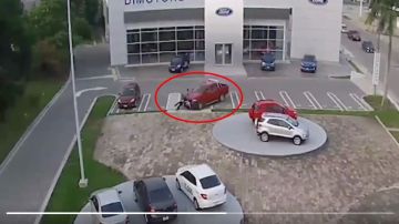 VIDEO: Conductor atropella a delincuentes en agencia de Ford luego de que lo asaltaran