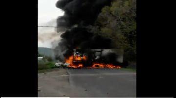 VIDEO: Narcos prenden fuego a un camión, bloquean camino para evitar que soldados pasen