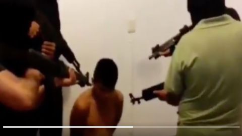 VIDEO: Sicarios interrogan con armas a presunto integrante de La Familia Michoacana