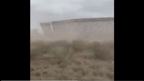 VIDEO: Vientos de Hanna derriban parte del muro fronterizo de Trump