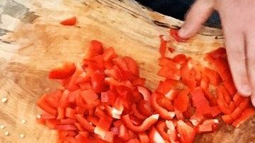 Proteínas, vegetales y granos son parte de un plato equilibrado.