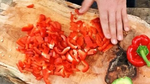 Proteínas, vegetales y granos son parte de un plato equilibrado.
