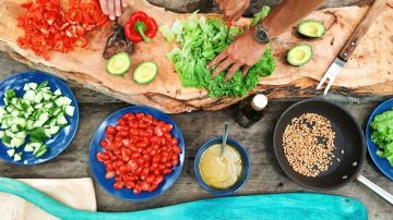 Proteínas, vegetales y granos son parte de un plato equilibrado.