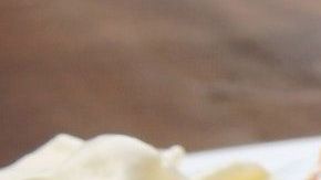 La buena noticia para los amantes de estos desayunos dulces, es que se pueden crear versiones saludables ¿El secreto? Utiliza ingredientes nutritivos y ricos en fibra: harina avena, leches vegetales, bayas, canela, semillas de chía o linaza y frutos secos.