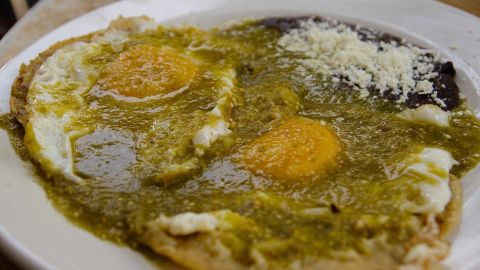 Huevos rancheros con salsa verde.