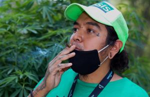 Activistas exigen a Senado de México avances en legalización del cannabis