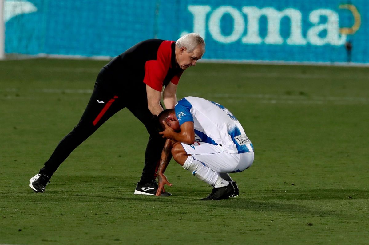 Javier Aguirre animando a uno de sus jugadores después del partido.