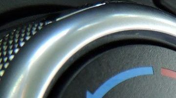 Para disminuir el conusmo de combustible al usar el aire acondicionado, es recomendable aparcar tu auto en lugares con sombra, de esta manera el sistema de aire acondicionado tardará menos en climatizar el habitáculo.