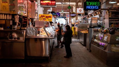 Las autoridades del condado de L.A. esperan la aprobación del estado de California para reabrir aún más la economía.