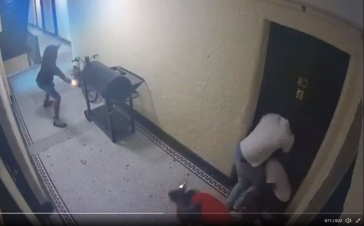 Video grabó doble homicidio durante balacera en un pasillo residencial
