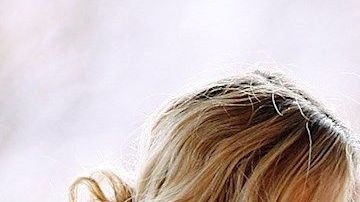 Priscilla Presley en el centro acompañada a cada lado por sus nietos Riley y Benjamin Keough.