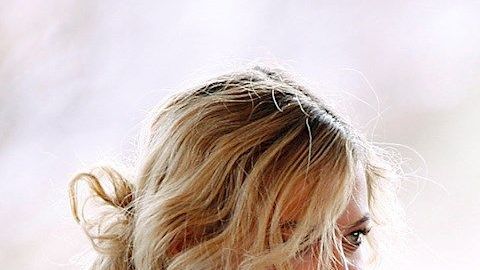 Priscilla Presley en el centro acompañada a cada lado por sus nietos Riley y Benjamin Keough.