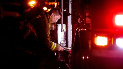 Los Angeles (United States), 17/05/2020.- A firefighter works at the scene of an explosion in downtown Los Angeles, California, 16 May 2020. According to the first reports, at least 11 firefighters were injured by an explosion that caused a fire to spread to several buildings. (Incendio, Estados Unidos) EFE/EPA/ETIENNE LAURENT