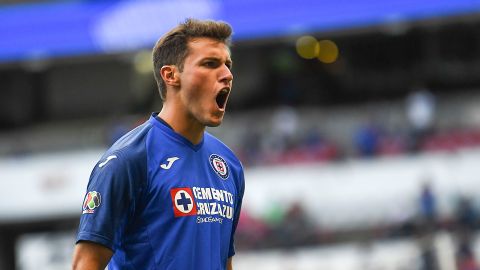 Santiago Giménez celebra su gol ante el Pachuca en el Estadio Azteca.