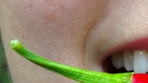 Consumir picante estimula la liberación de endorfinas, sustancias propias del cerebro que producen sensación de placer.