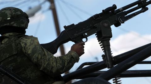 Miembro de las fuerzas armadas en su lucha contra las drogas.