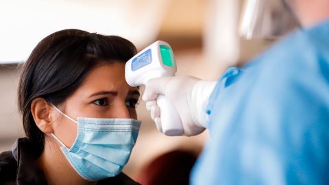 Una mujer pasa por un control sanitario en Asunción (Paraguay). EFE/Nathalia Aguilar/Archivo