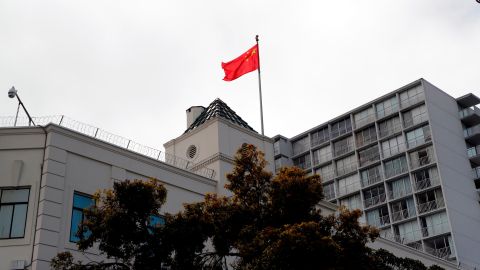 La mujer estaría resguardada en el consulado de China en San Francisco.