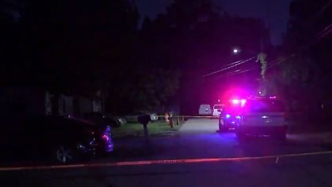 Los investigadores no están seguros cual de los tres sospechosos que llegaron a enfrentar mató a la víctima.