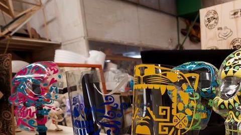 Algunas de las mascarillas cuentan con pegatinas para que el cliente las decore a su gusto.