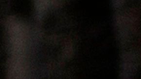 Angelinos caminan en la playa de Venice. (EFE)