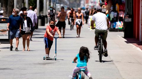 Angelinos caminan en la playa de Venice. (EFE)