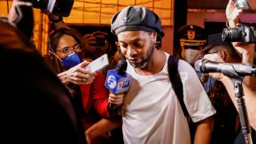 Ronaldinho a su llegada al Hotel Palmaroga, donde cumple su arresto domiciliario.
