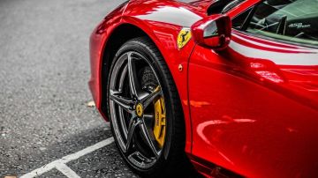 Ferrari es una marca de autos deportivos de lujo.