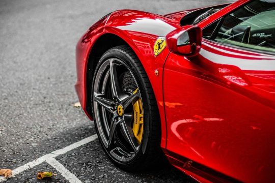 Ladrones de lujo robaron cuatro Ferraris rompiendo vitrina de taller automotriz en Nueva York